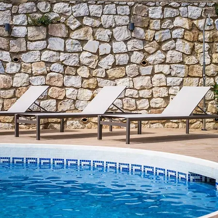 Luxury Alhambra Close To Sea And Centre Villa